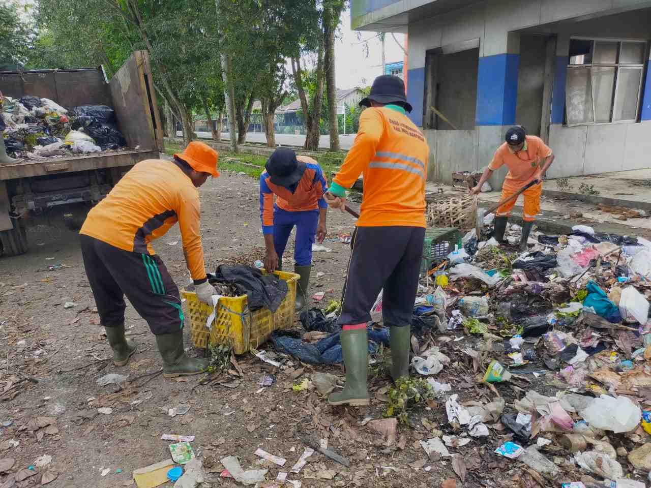 Terima Aduan Masyarakat Sampah Numpuk, DLH Muba Langsung Sigap Turunkan Tim 