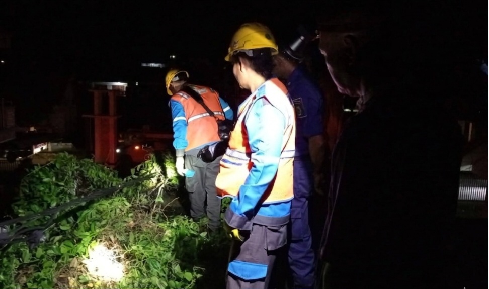 Respon Cepat, Damkar Muba Jinakkan Api di Atap Rumah Warga Sekayu