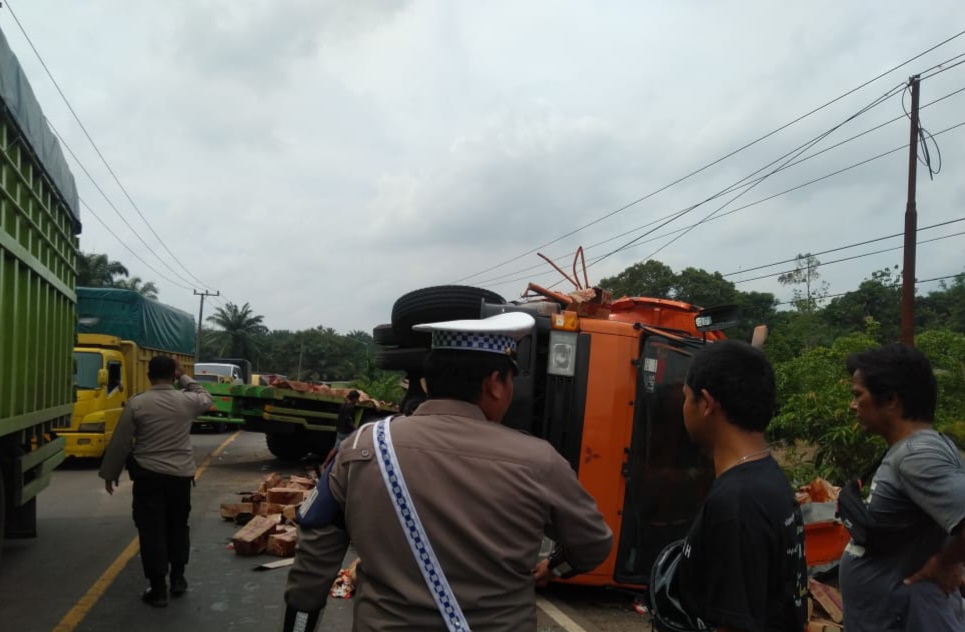 Fuso Adu Kambing Dengan Trailer, Sopir Alami Sesak