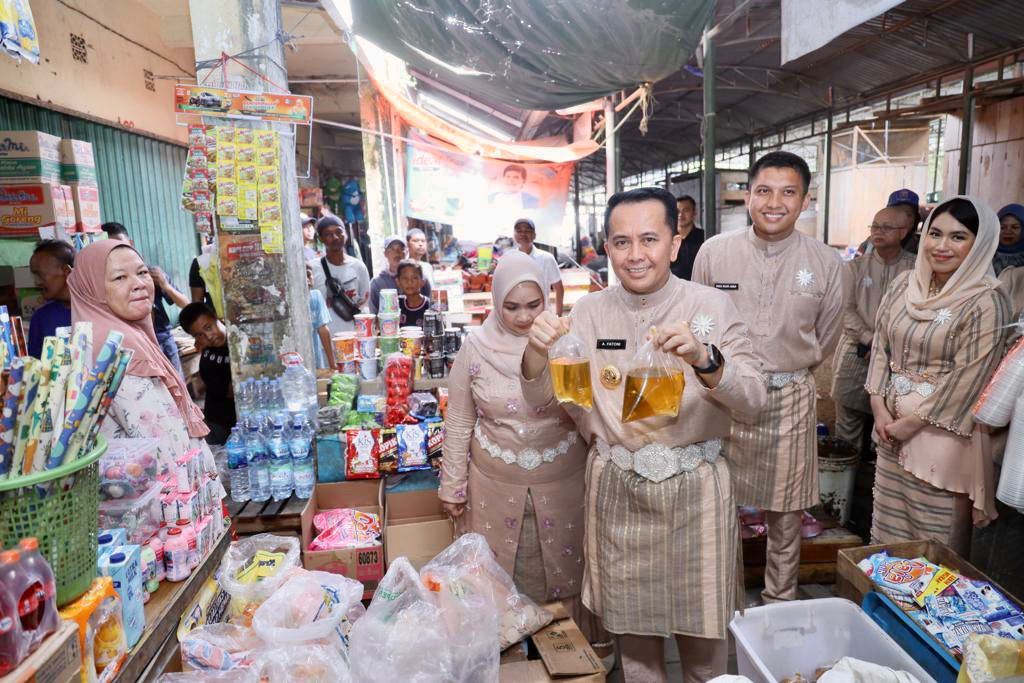 Pj Gubernur dan Pj Ketua TP PKK Sumsel Bagikan Sembako ke Pedagang dan Pengemudi Bentor di Pasar Indralaya
