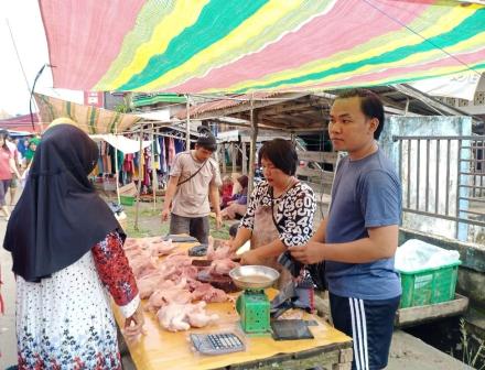 Di Pasar Kalangan Ngulak, Harga Daging Ayam Terus Naik 