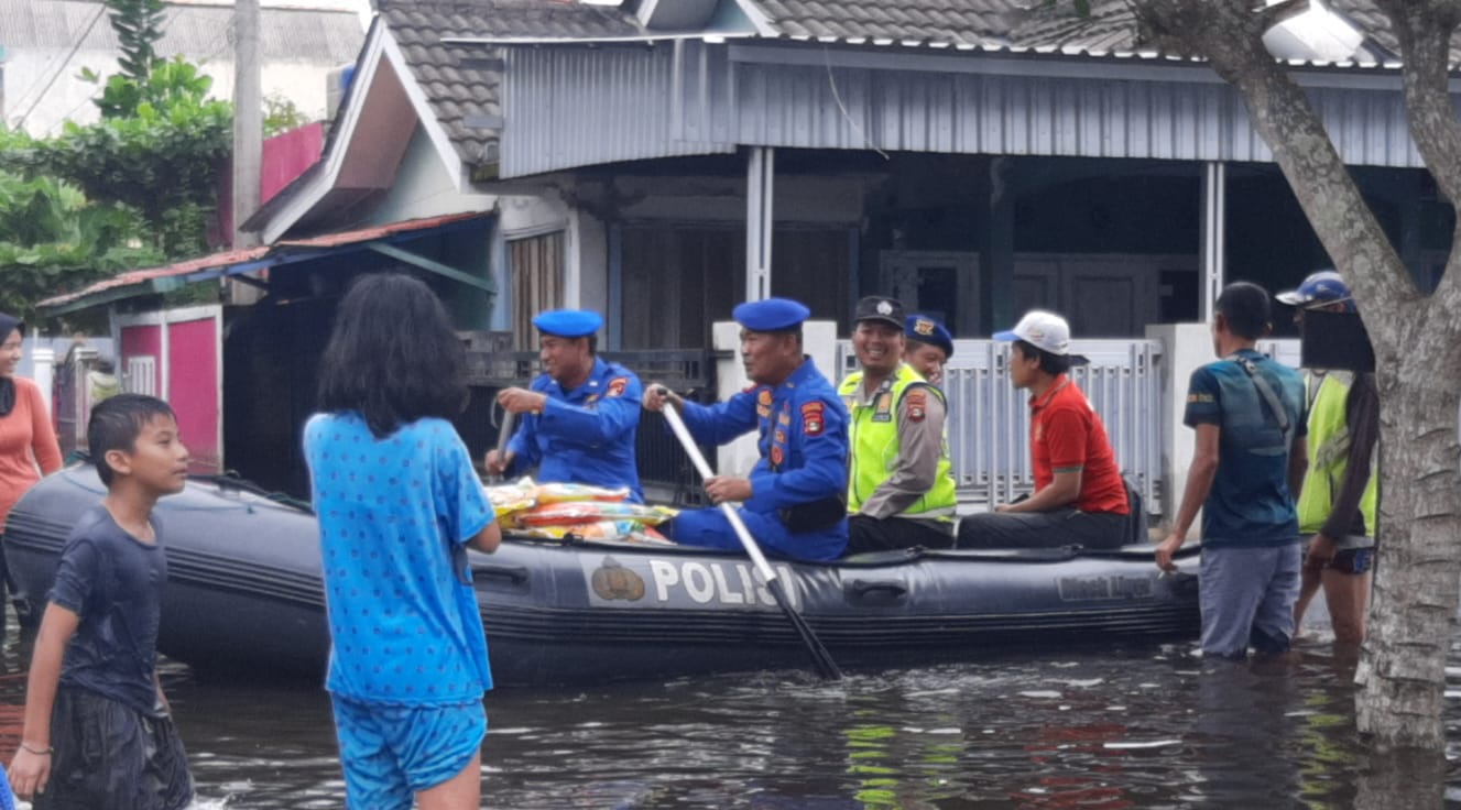 Satpolairud Polres Muba Blusukan, Evakuasi dan Beri Bantuan Warga Terdampak Banjir di Kota Sekayu