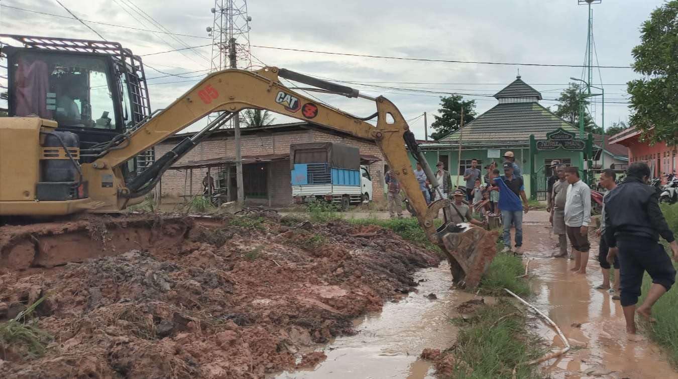 Cegah Banjir, Warga dan Pemerintah Kelurahan Sungai Lilin Swadaya Normalisasi Parit