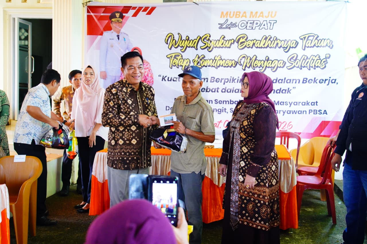 Peringati HUT ke-62, Bupati Muba Toha Tohet Berbagi Sembako dengan Warga Sungai Angit