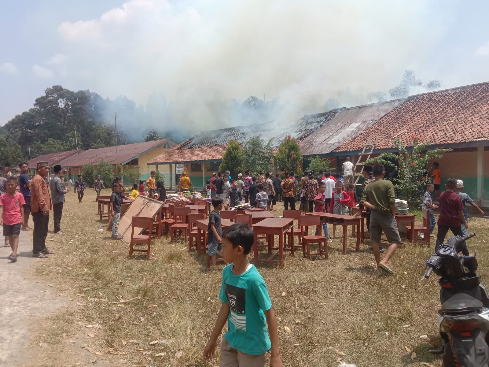 Kebakaran Nyaris Ratakan Sekolah di Sanga Desa, Puluhan Kursi dan Arsip Sekolah Hangus