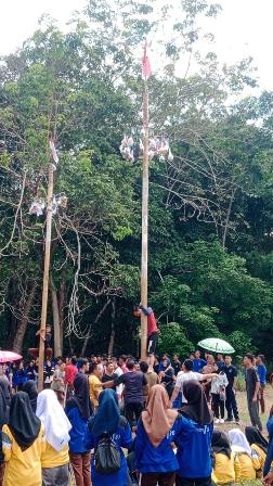 Perlombaan di SMAN I  Sanga Desa, Ditutup dengan Panjat Pinang 