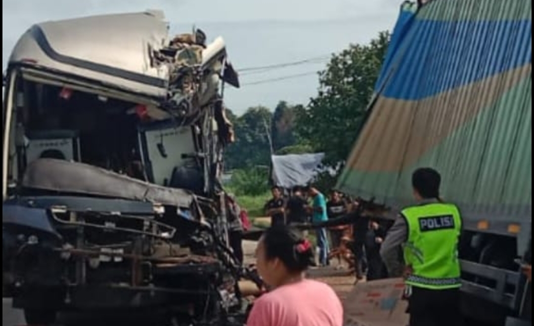 Kecelakaan di Jalintim Tungkal Jaya, Bus SAN Tabrak Fuso Parkir, 2 Orang Meninggal Dunia