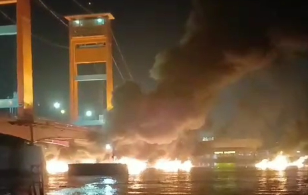 Kapal Jukung Terbakar di Sekitar Jembatan Ampera, 1 Orang Dikabarkan Meninggal 