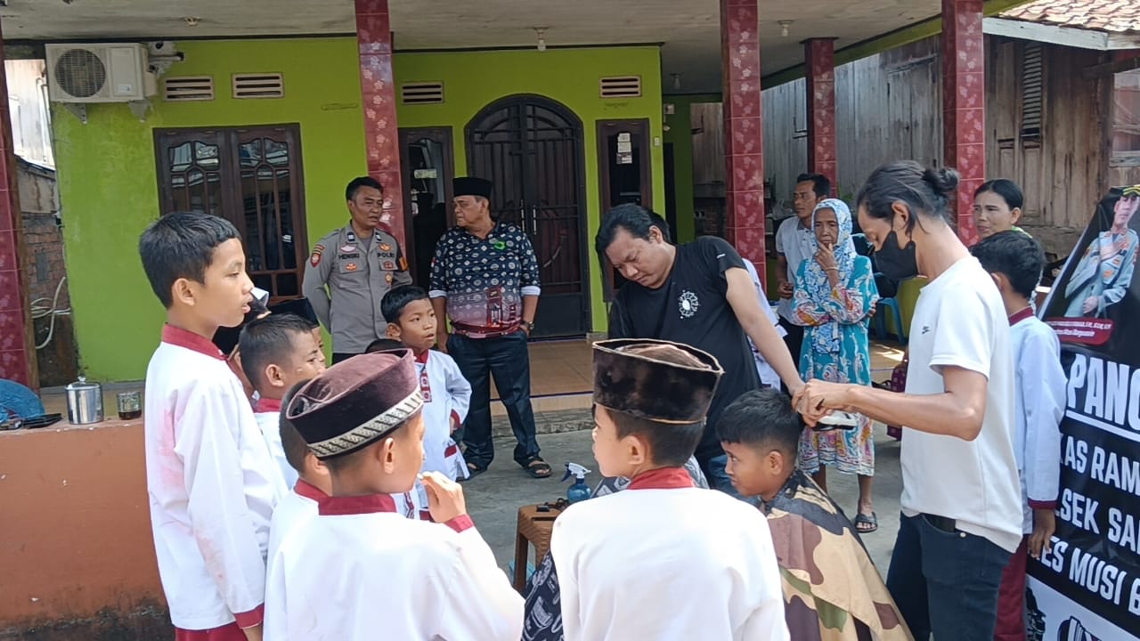 Lewat Program PANGLING, Bhabinkamtibmas Sanga Desa Pangkas Rambut Gratis untuk Warga Ngunang