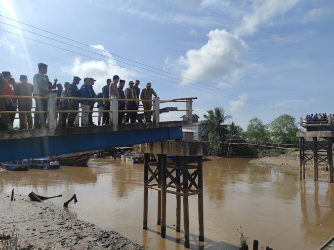Cek Jembatan Putus di Lalan, Pj Bupati : Agustus Kita Perbaiki