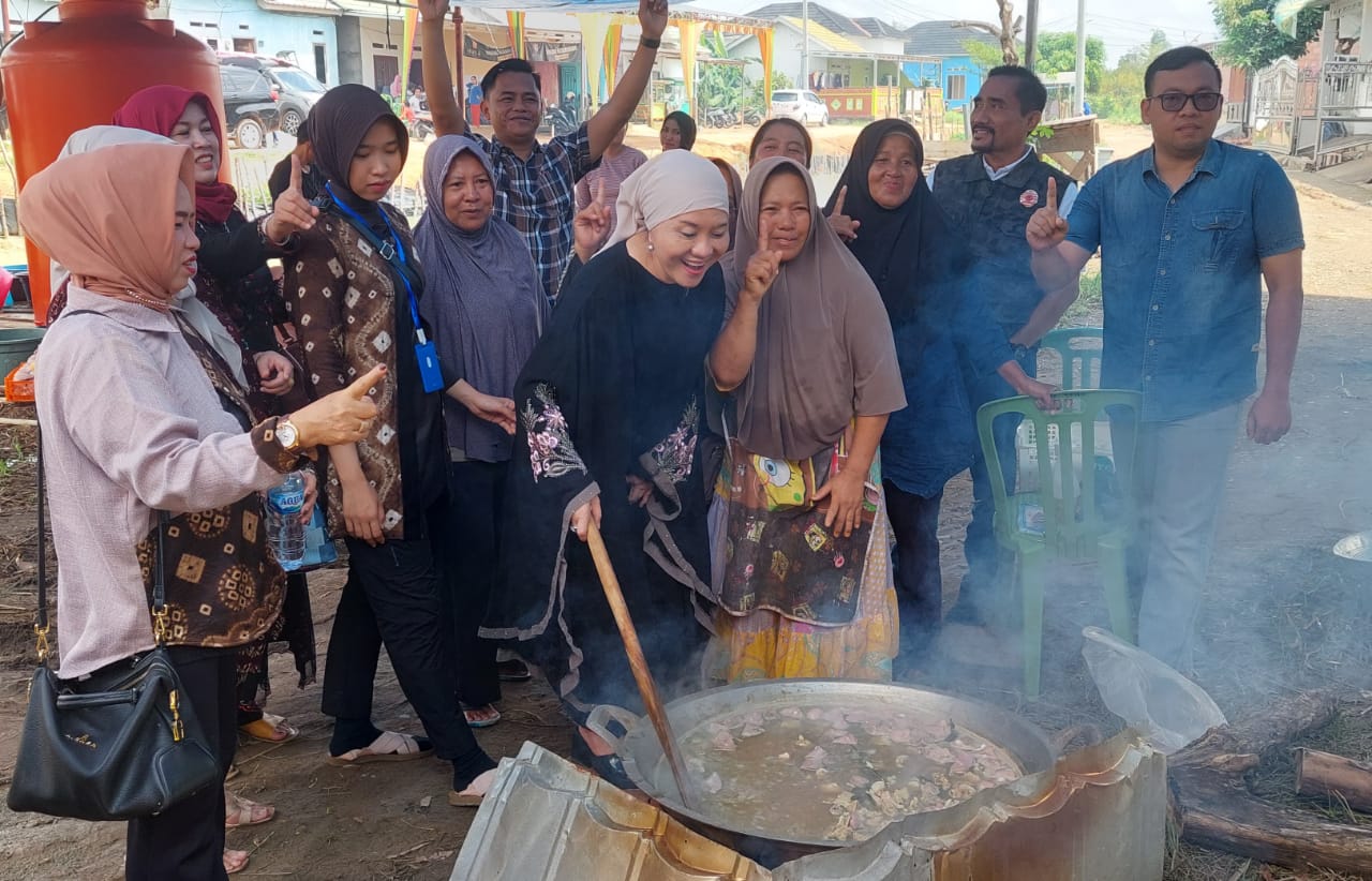 Hj Lucianty 'Manggung' Baremg Emak-emak Griya Bumi Lestari, Masak Gulai Kambing untuk Resepsi 