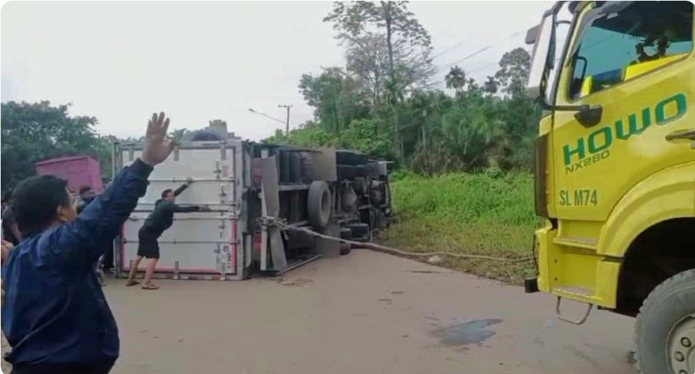 Truk Sayur Terbalik di Bayung Lencir, Jalintim Palembang - Jambi Sempat Terganggu