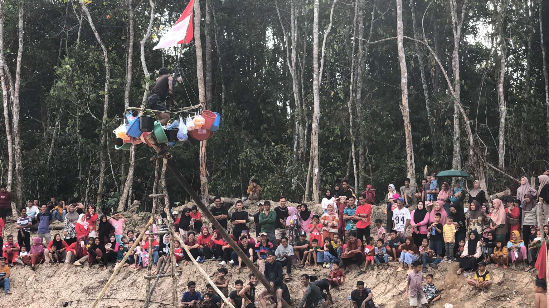 Semarak HUT RI Ke-79 Desa Seratus Lapan Gelar Panjat Pinang Diatas Air, Voli dan Futsal 