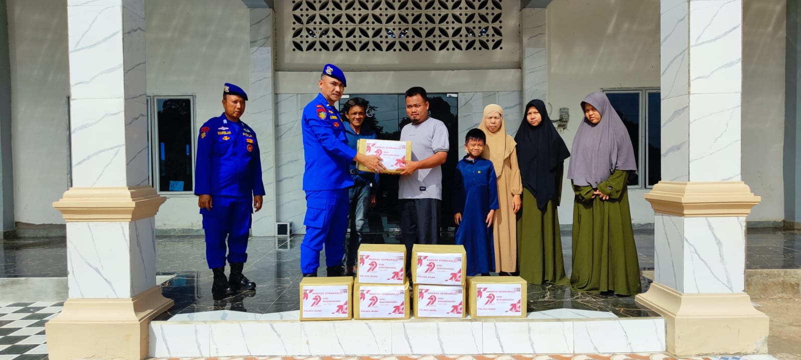 Momen HUT Bhayangkara, Satpolairud Polres Muba Berikan Bansos
