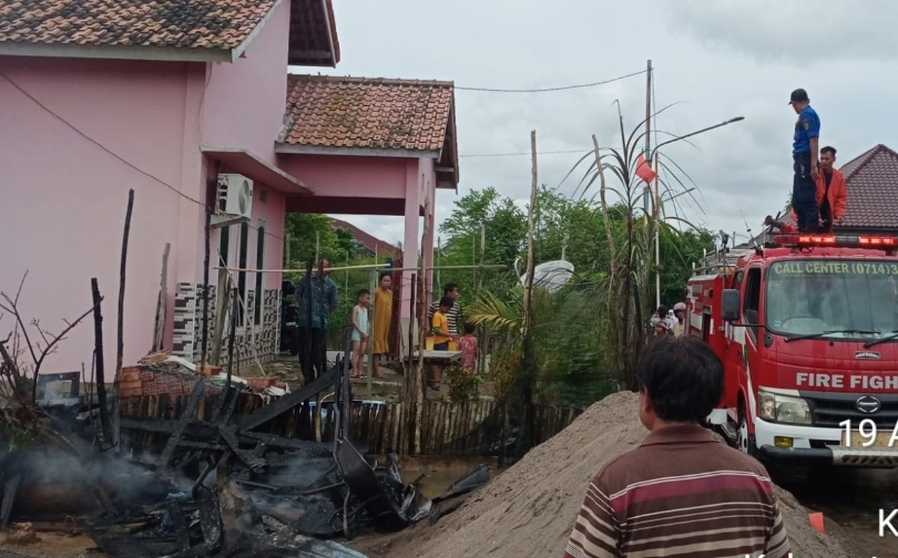 Gudang di Lorong Mutiara Indah Sekayu Terbakar, Damkar Muba Sigap Padamkan Api