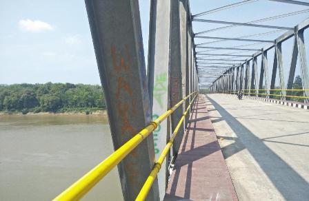 Besi Jembatan di Kelurahan Mangun Jaya, Dihiasi Banyak Coretan  
