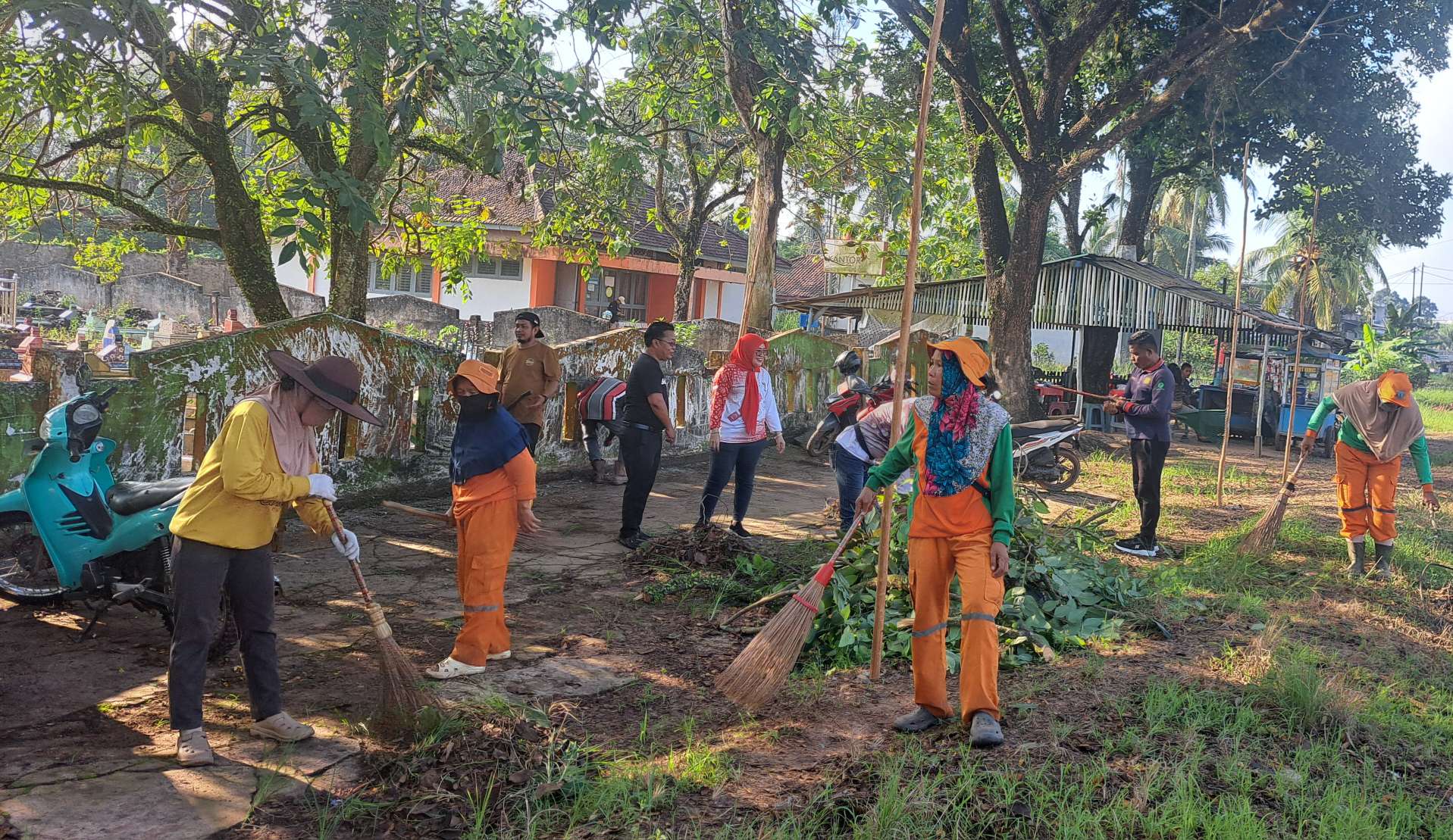 Jumat Berkah, Camat, Danramil, Lurah Serta Warga Sungai Lilin Kompak Bersihkan TPU Rompok Leban