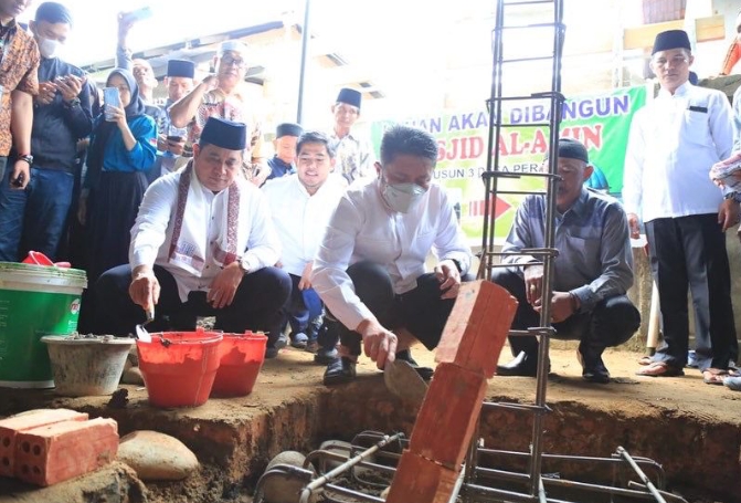 Herman Deru  Letakan Batu Pertama Tanda Dimulainya  Perluasan  Masjid Al Amin Desa Perajin