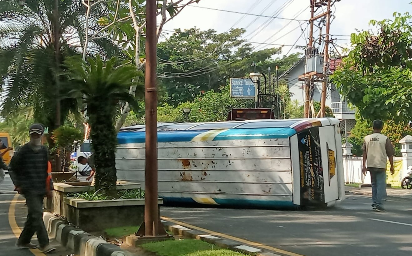 Minibus Terguling di Jalan Kota Sekayu, Depan Dekat PKM, Ini Dugaan Penyebabnya