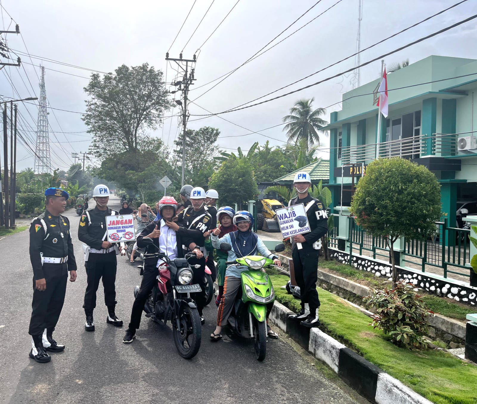 Subdenpom (Persiapan) Sekayu Bagikan Ratusan Helm Untuk Masyarakat, Dalam Rangka HUT ke-78 POMAD