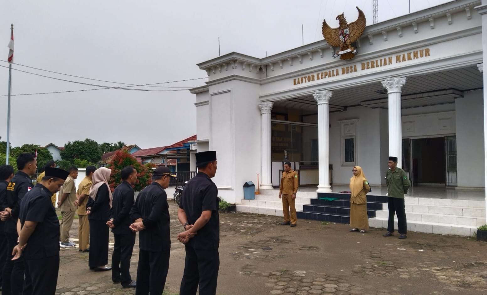 Pemdes Berlian Makmur Gelar Apel Senin Pertama Tahun 2025, Sekaligus Bersih-Bersih Kantor