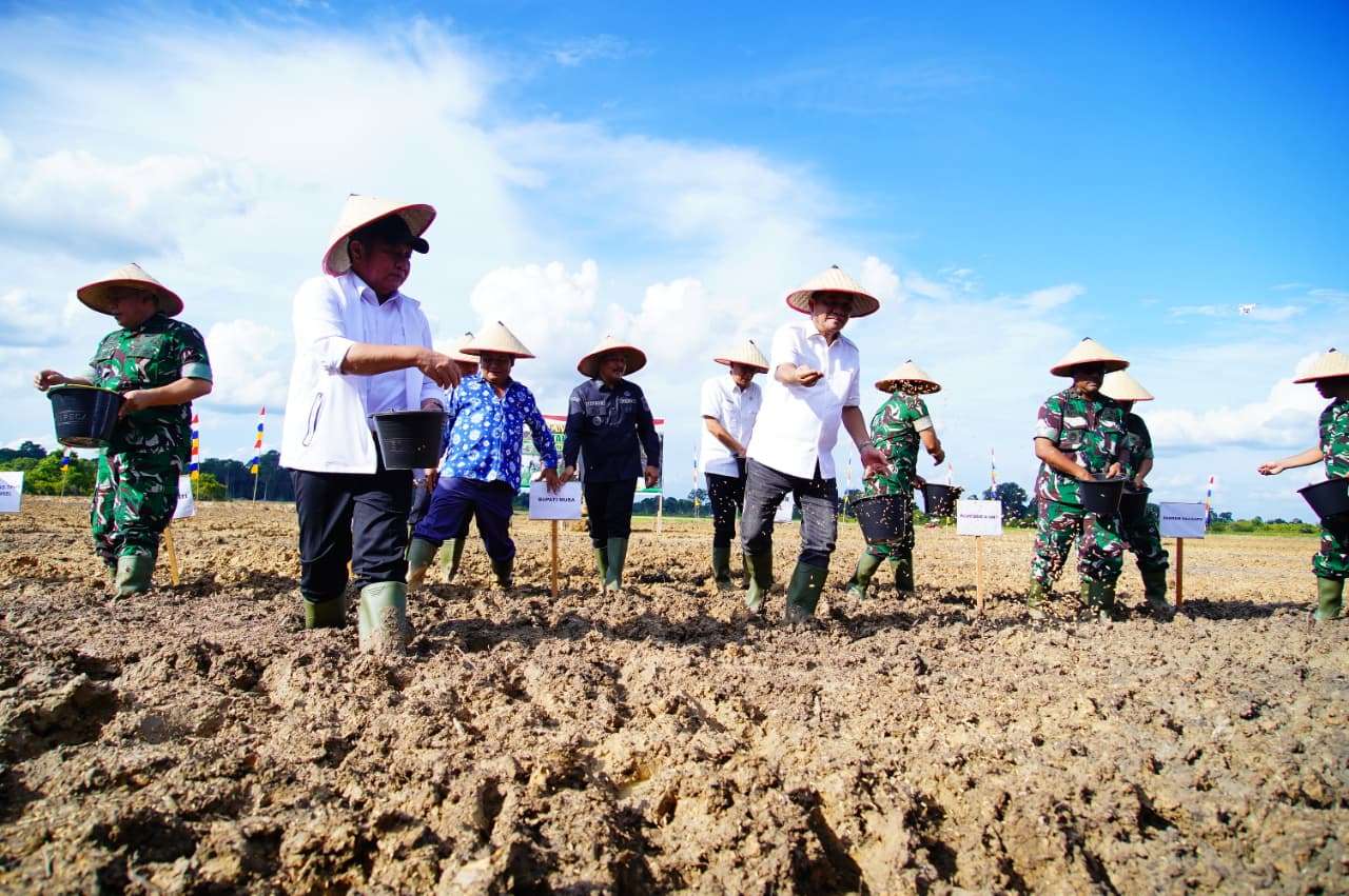 Gubernur Sumsel dan Bupati Muba Resmikan Tanam Perdana Cetak Sawah Rakyat di Lumpatan II