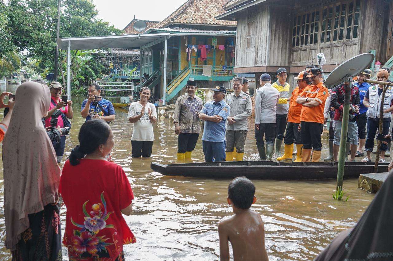 Boyong Sembako, Pj Bupati H Apriyadi Mahmud Semangati Warga Korban Banjir