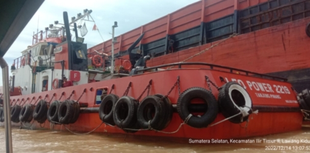 Satu Rumah dan Jukung di perairan Sungai Musi Rusak Dihantam Tongkang