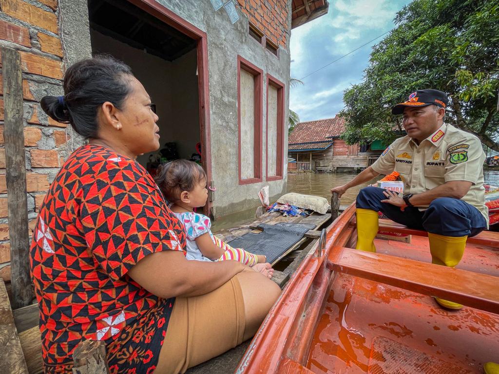 Pj Bupati Apriyadi Terus Tinjau Lokasi Banjir dan Salurkan Bantuan