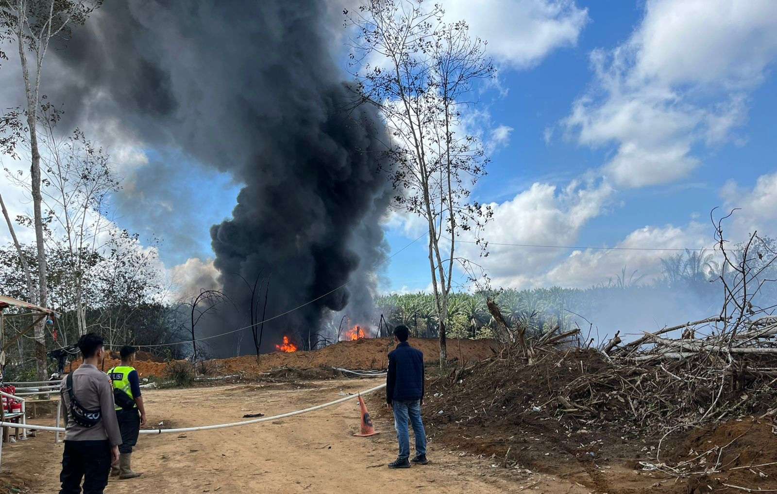 Sumur Minyak Ilegal di Tanjung Dalam Kembali Terbakar, Satu Pemilik Sumur Diamankan