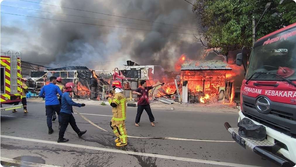 Delapan Kios Koperasi Kodam II Sriwijaya di Palembang Terbakar, Api Diduga Berasal dari Kios Sate
