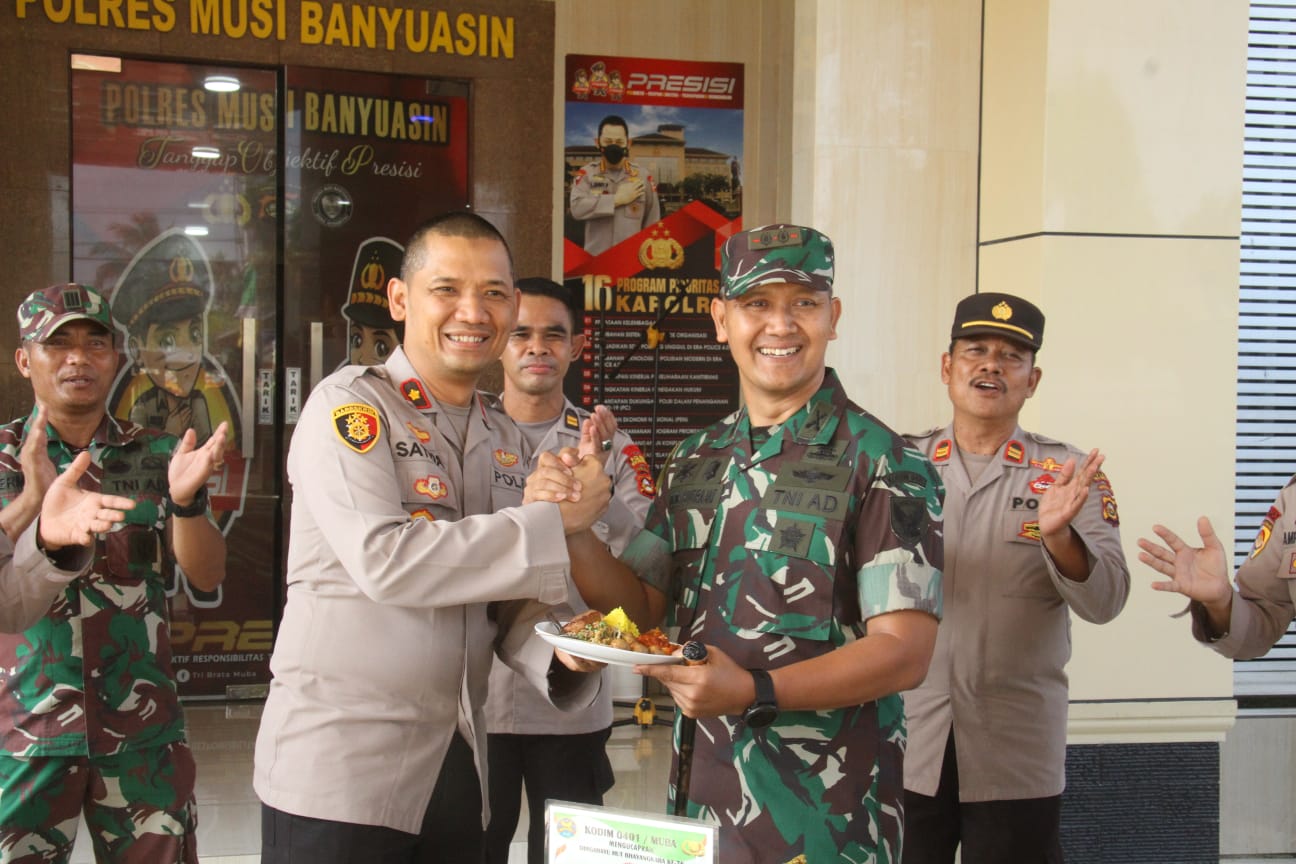 Anggota Jaga Polres Kaget Kedatangan Rombongan TNI, Ternyata Ini yang Dilakukan 