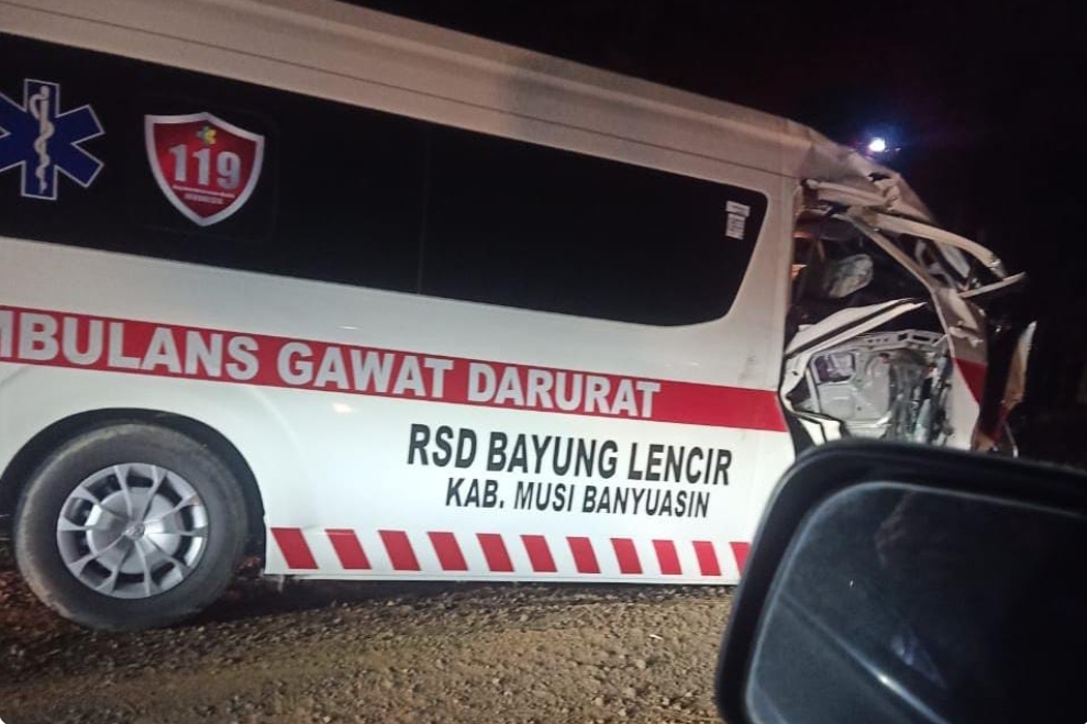 Mobil Ambulans RSUD Bayung Lencir Tabrakan dengan Fuso, Begini Kronologisnya