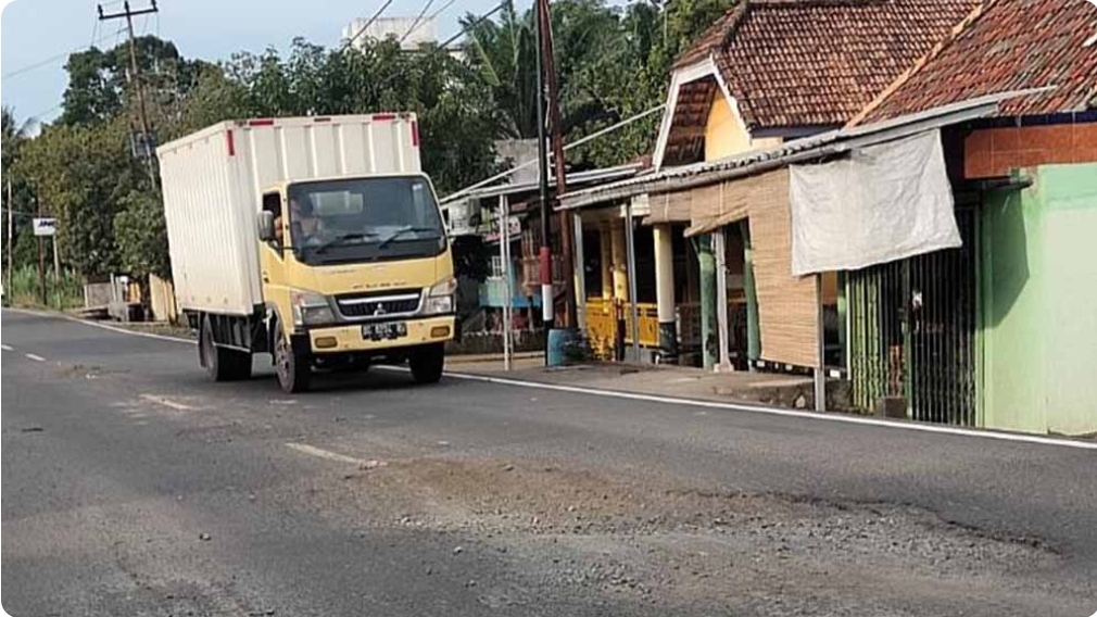 Pengendara Melintas di Jalinteng Sekayu - Mura Berhati-hati, Karena Banyak Jebakan