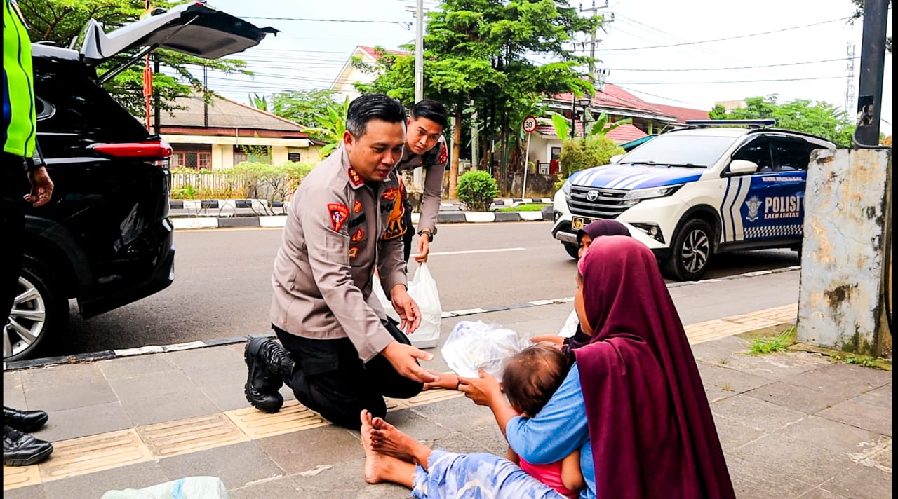 Kapolres Muba Bagikan 100 Paket Takjil Bagi Warga di Kota Sekayu