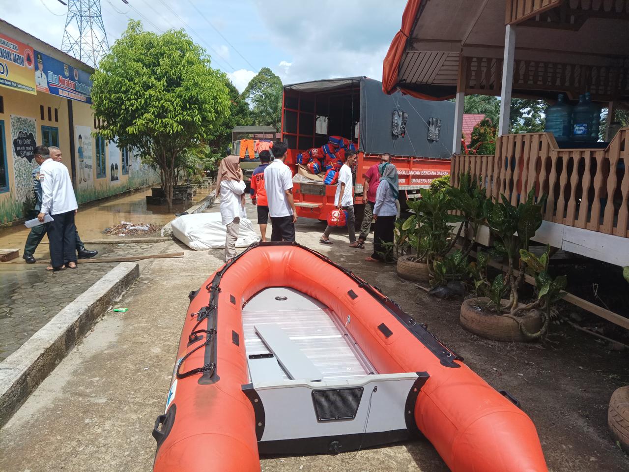 Pj Gubernur Agus Fatoni Gerak Cepat Kirim Bantuan untuk Korban Terdampak Banjir di Muratara