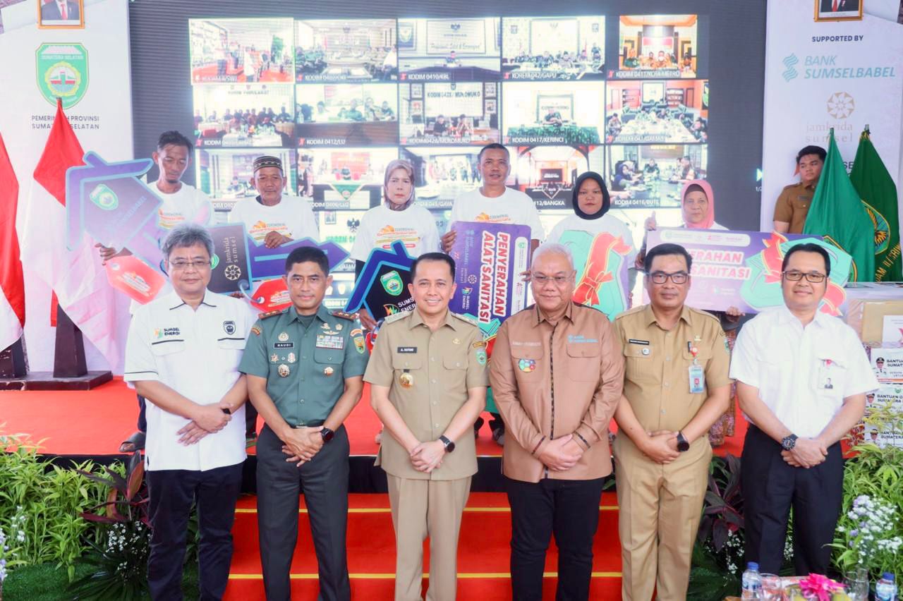 Pj Gubernur Sumsel Agus Fatoni Serahkan Kunci dan Rumah Baru Gerakan Bedah Rumah Serentak se-Sumsel