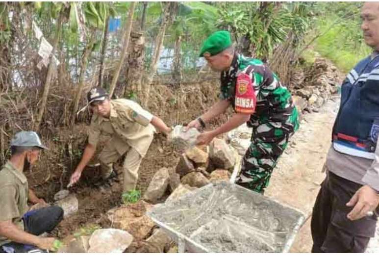 Membanggakan, Peduli Desa Binaan, Bhabinsa dan Bhabinkamtibmas Ini Kolaborasi Dengan Warga Bangun Parit 