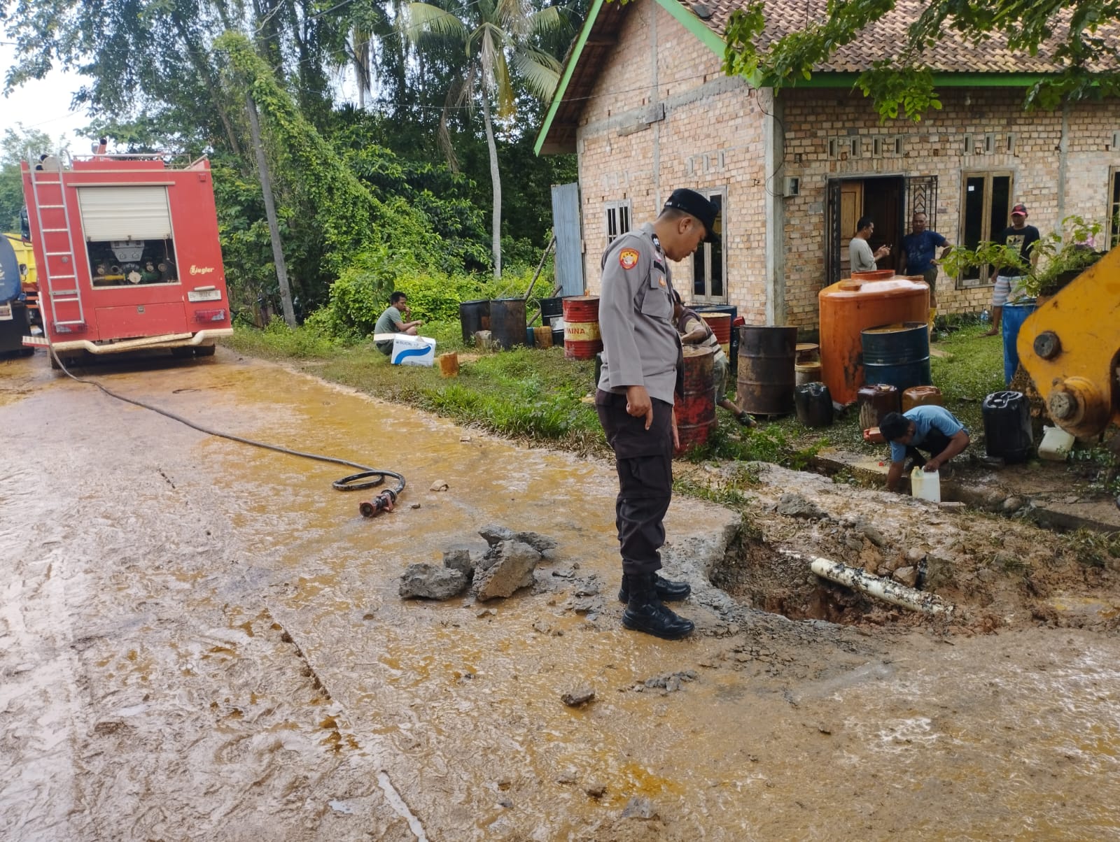 Pipa Pertamina Bocor di Mangun Jaya, Polsek Babat Toman Gerak Cepat Amankan Lokasi