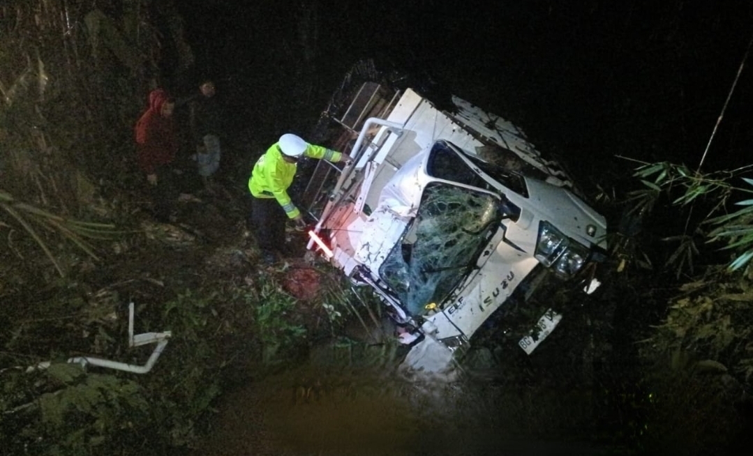 Sopir Hilang Kendali, Truk Masuk Sungai di Tanjung Kerang Babat Supat