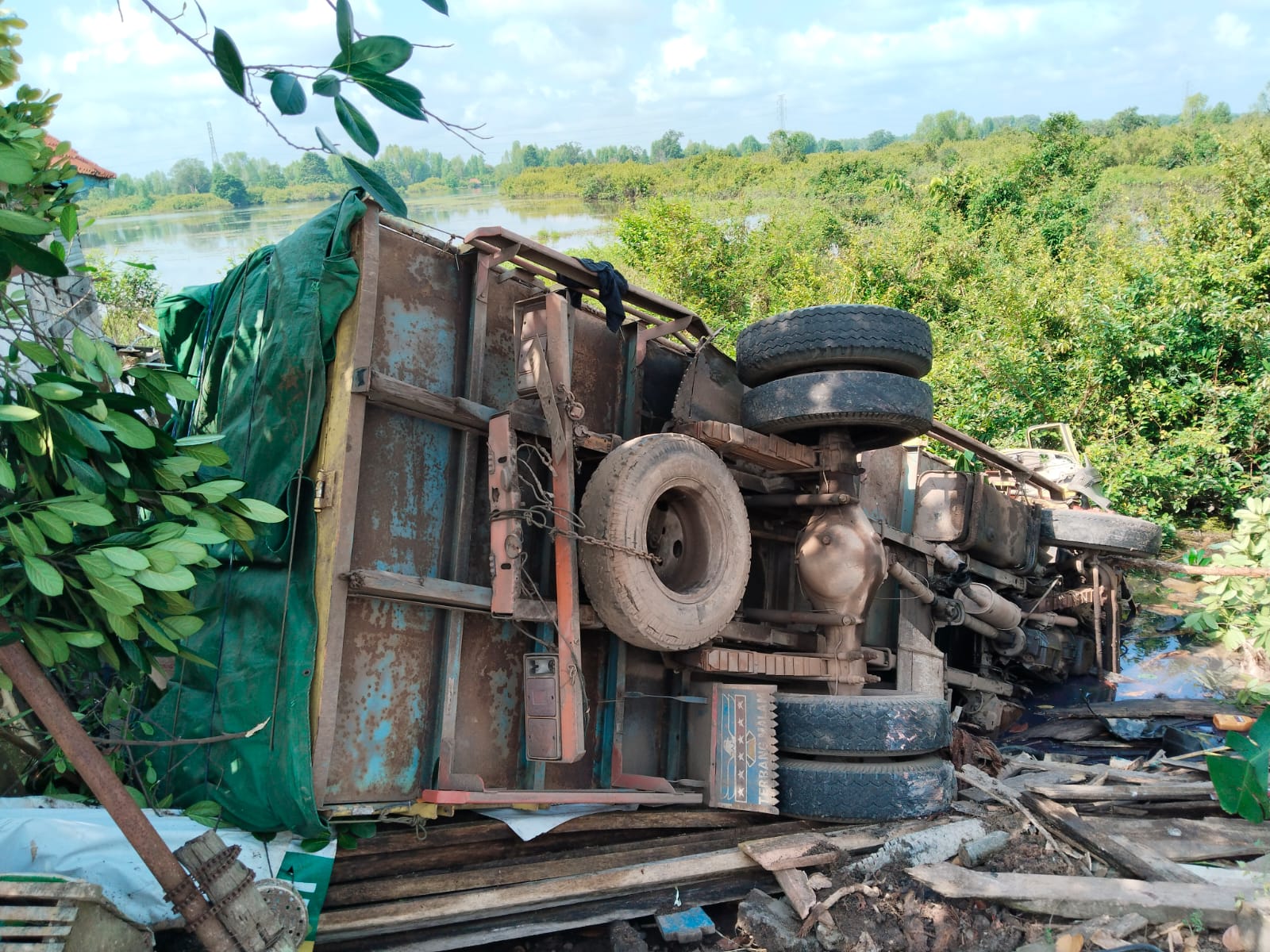 Hindari Tabrakan, Truk Bermuatan Sembako Timpa Rumah Warga Epil Kecamatan Lais