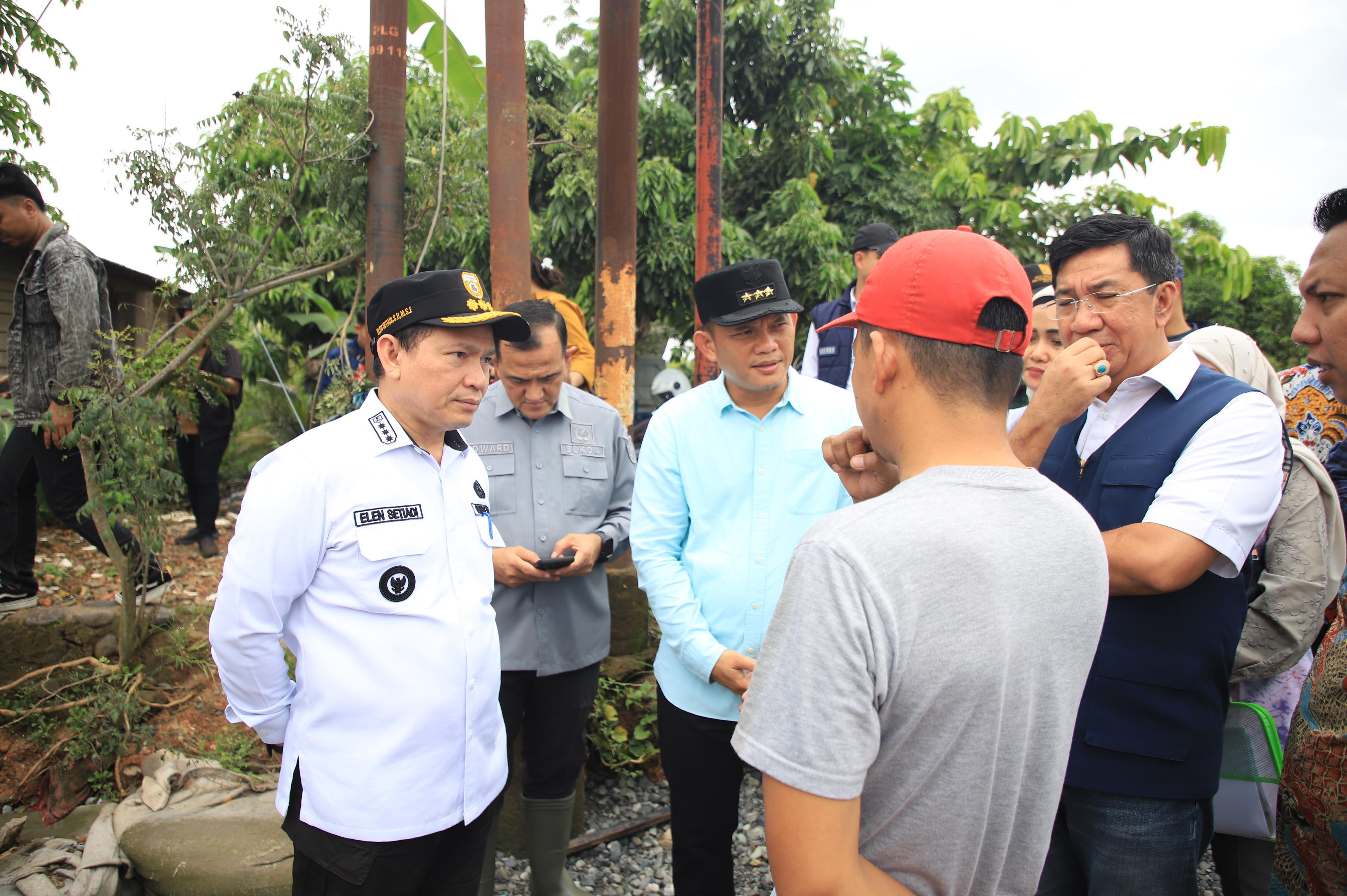 Pj Gubernur Elen Setiadi Tinjau Kerusakan  Ruas Jalan Gandus  Palembang