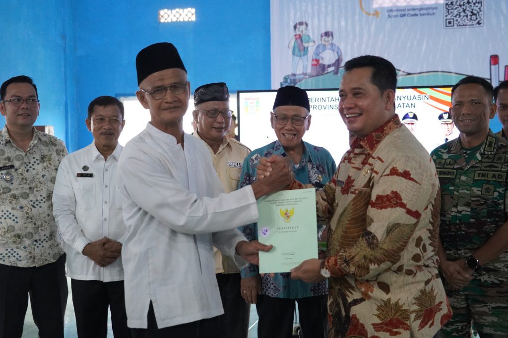 Bupati Banyuasin Bagikan 556 Sertifikat PTSL