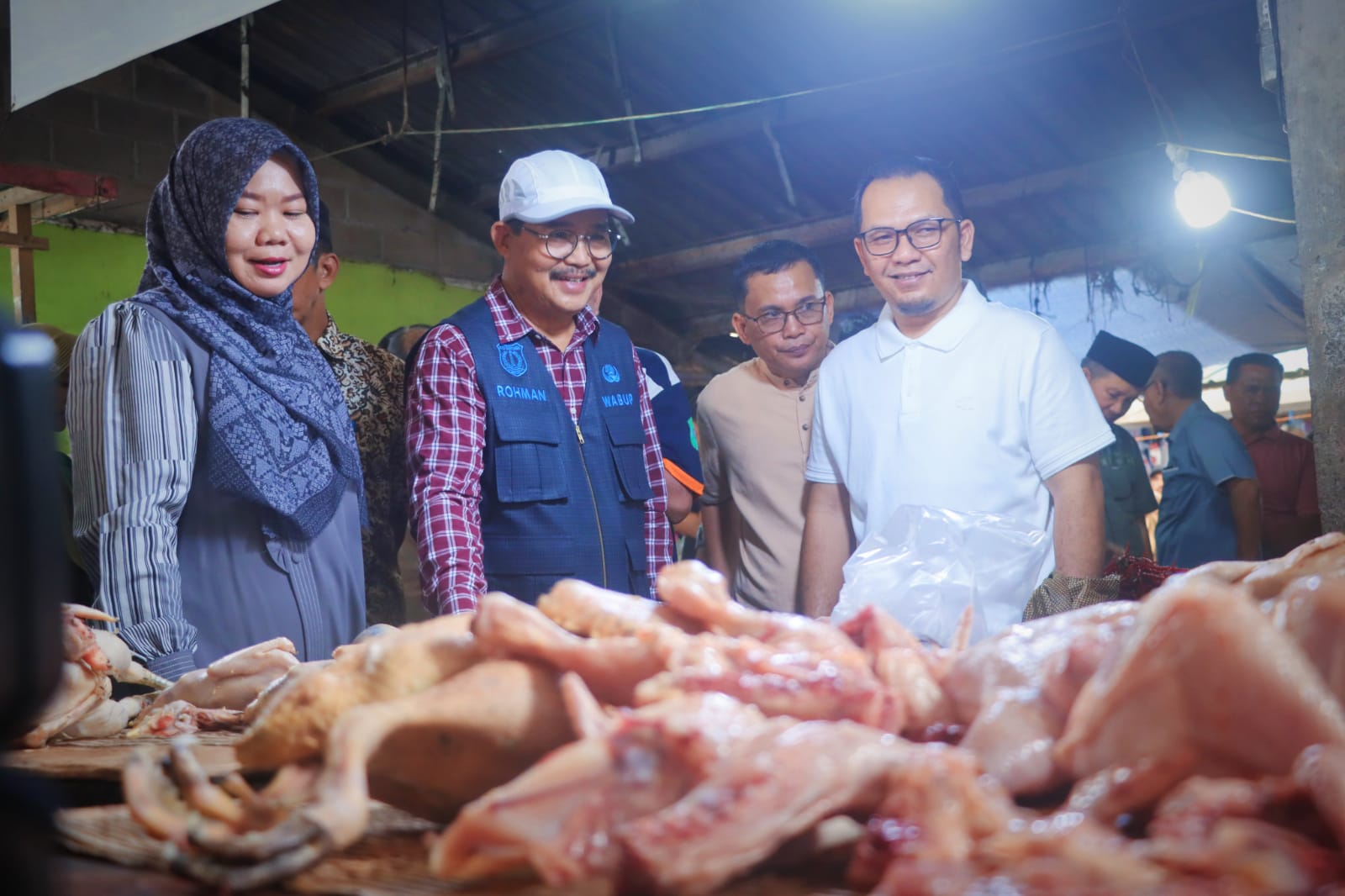 Hari ke-11 Ramadan, Wabup Rohman Turun Langsung ke Pasar Randik: Harga Stabil, Stok Aman hingga Lebaran