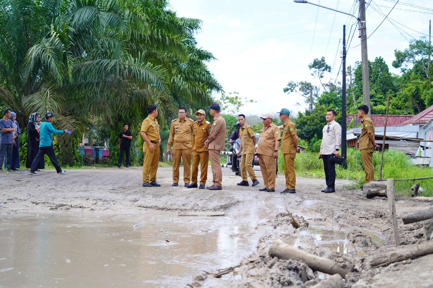Jalan Sekayu–PALI Ditinjau Wabup Muba, Perbaikan Segera Dimulai Lewat Gotong Royong