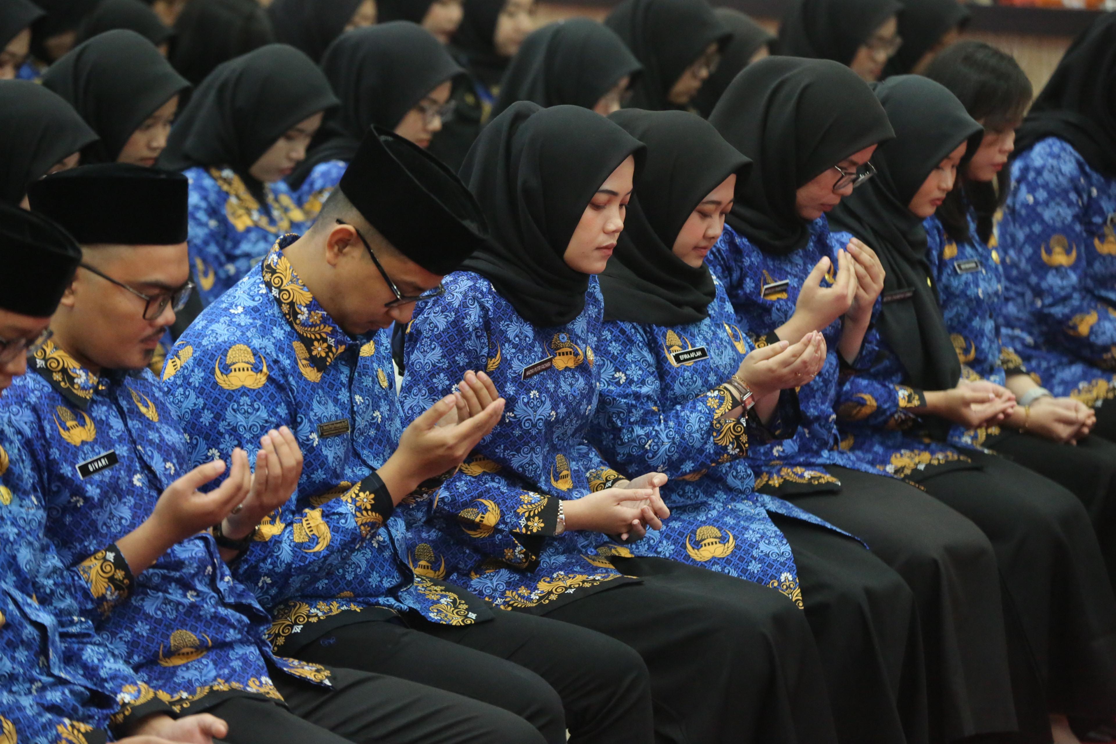 Pelantikan 101 CPNS Formasi 2024, Gubernur Herman Deru Tekankan Integritas dan Pelayanan Pada Masyarakat