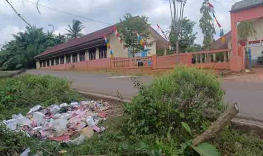 Miris, Didepan Gerbang SD di Kecamatan Lais Ini Ditemukan Sampah Menumpuk