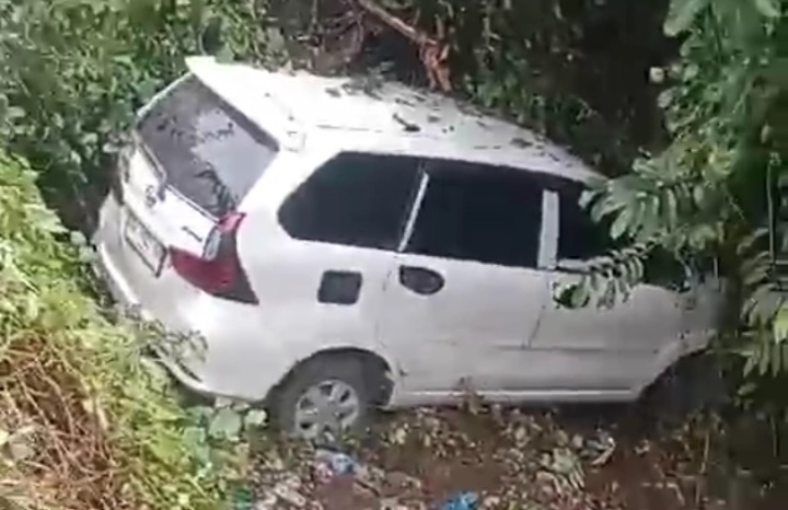 Mobil Rental Terjun dari Jembatan, Sopir Melarikan Diri