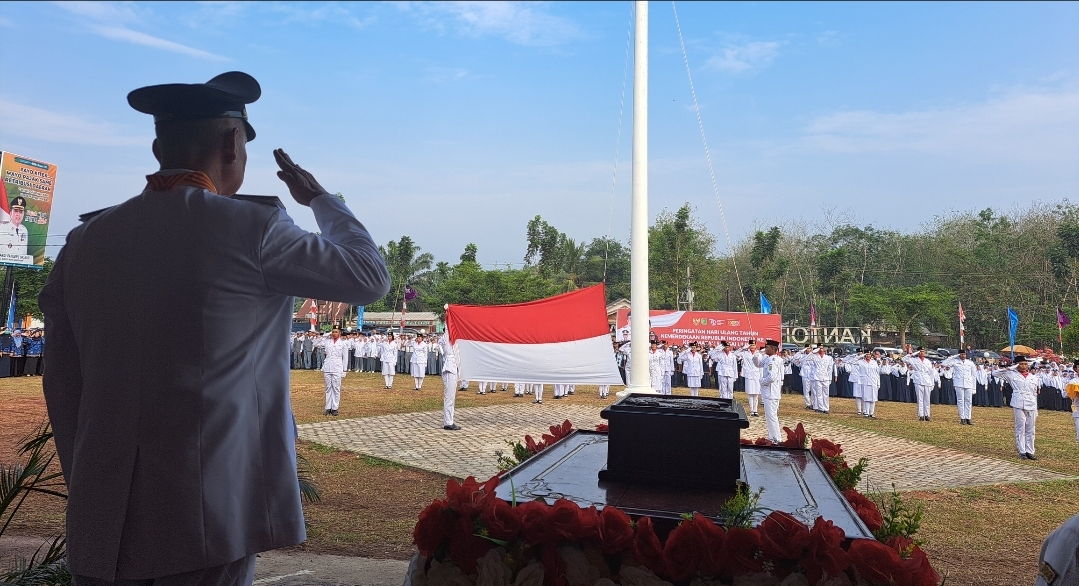 Khidmadnya Upacara Bendera HUT RI Ke-79 di Kecamatan Sungai Lilin