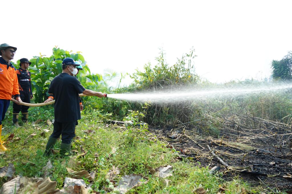 Bareng Petugas BPBD, Pj Bupati Apriyadi Padamkan Karhutlah di Dusun Lame